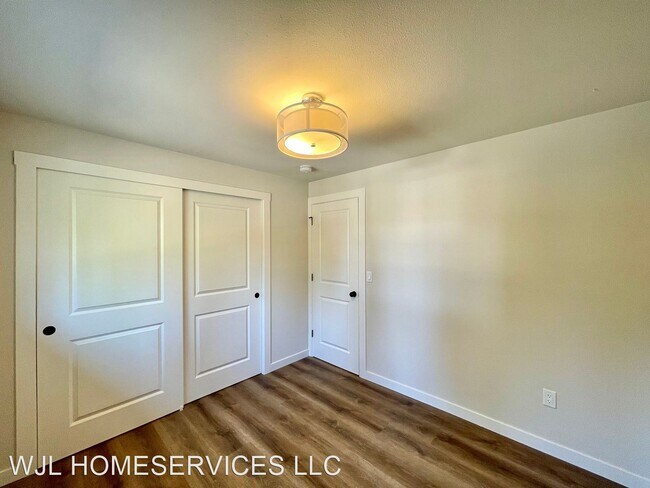 Building Photo - 4 br, 3 bath House - 12903 NE 76th St