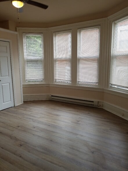 Building Photo - 431 E Walnut Ln