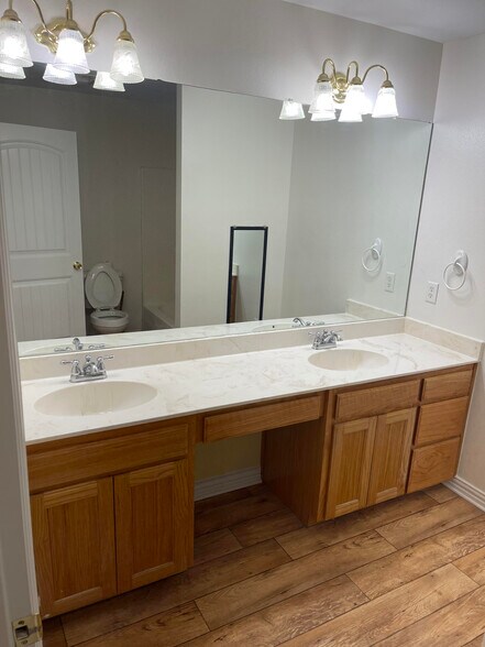 bath - 2099 Edgewood Ln
