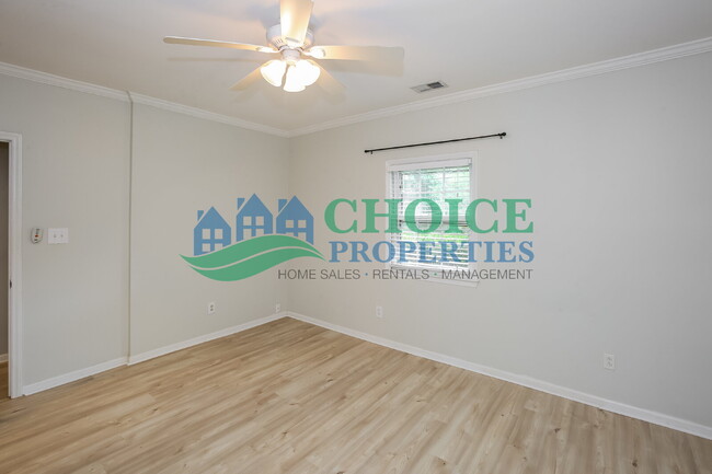 Building Photo - This cute as pie ground-floor condo is tuc...