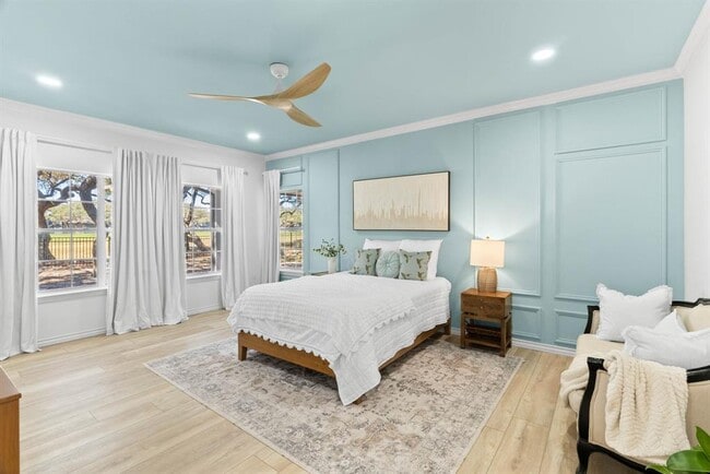 Building Photo - 113 Royal Oaks Dr