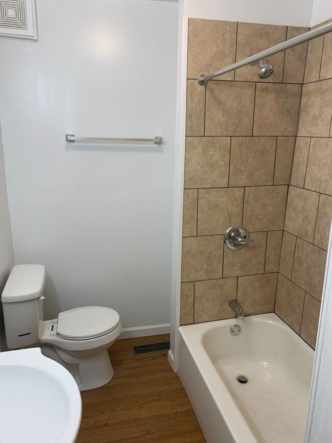 Building Photo - Video in Photos! Downtown York 2 Bedroom-1st Floor