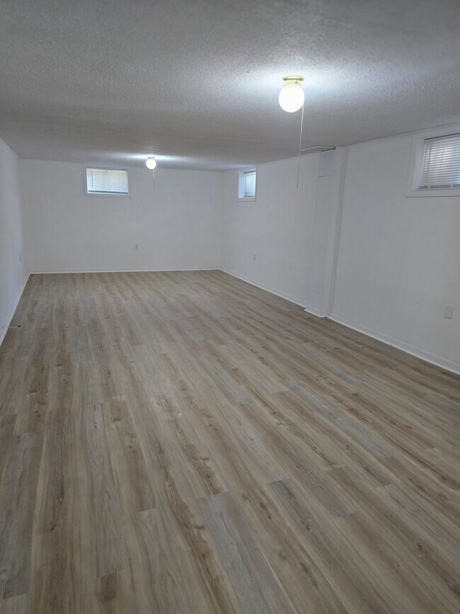 Building Photo - Beautiful 4 bedroom behind the Golf Coarse