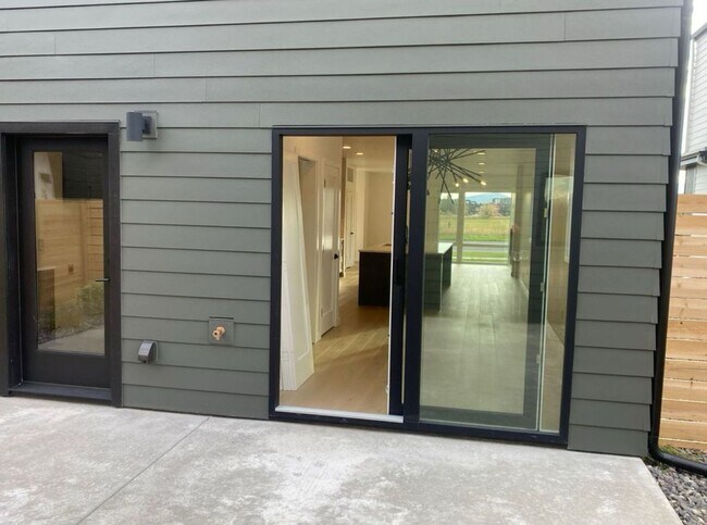 Building Photo - Single Family HOME with 3 Bedrooms 2 1/2 B...