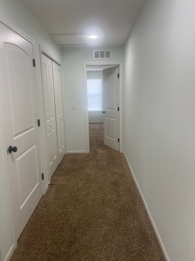 Building Photo - 2 Bed, 2.5 Bath Townhouse - Shawnee, KS