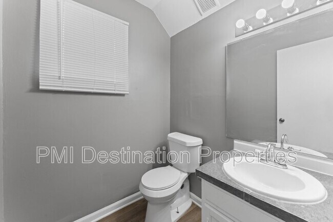 Building Photo - 3201 Creekwood Dr