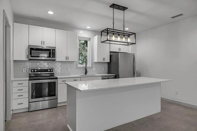 Building Photo - Great condo in East Nashville off Gallatin...