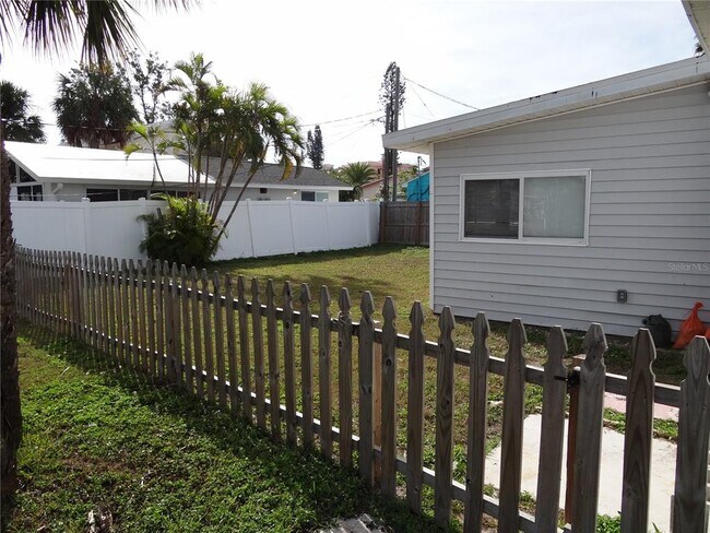 Building Photo - 13360 Boca Ciega Ave