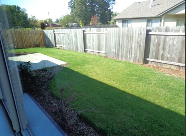 Building Photo - Dont miss out on this charming four bedroo...