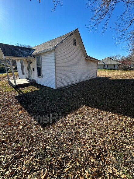 Building Photo - 2304 Elm St