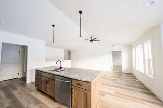 Building Photo - 505 Jeanine Dr