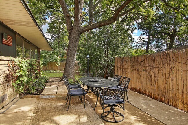 Building Photo - 435 Lynn Terrace