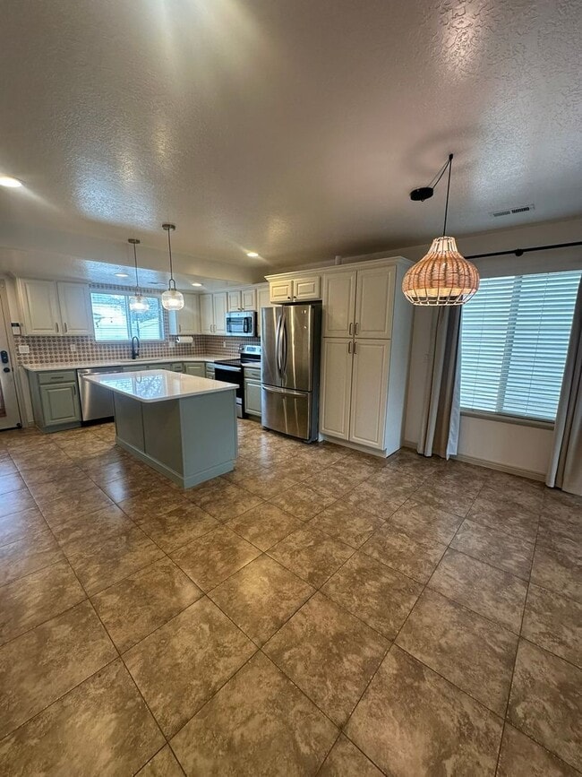 Building Photo - 3 Bed | 2.5 Bath Home in South Weber – Ready for Move-In!