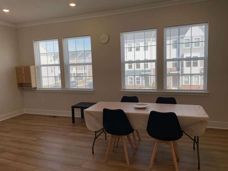 Building Photo - 1235 Greylock Ln