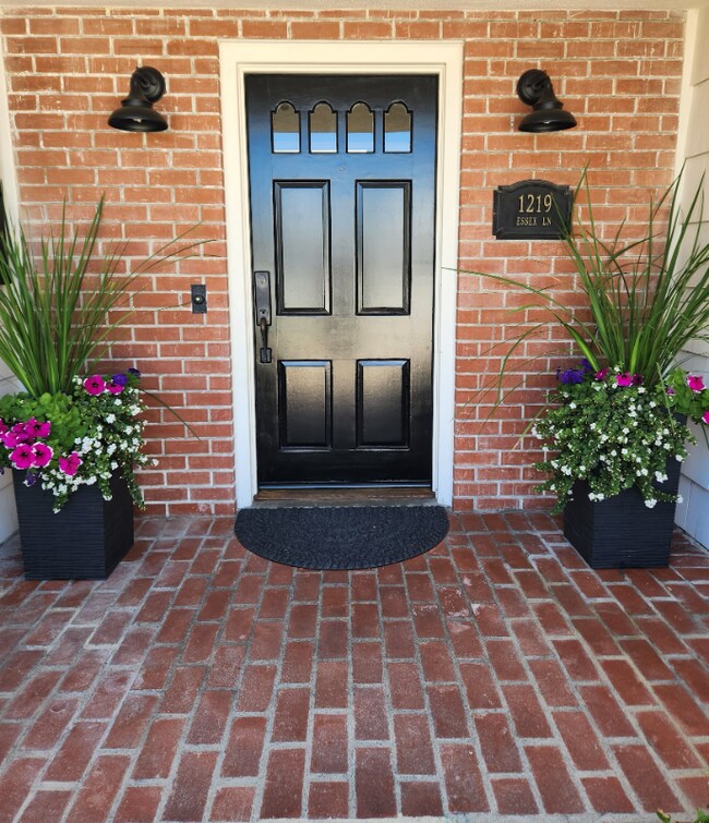 Building Photo - 1219 Essex Ln