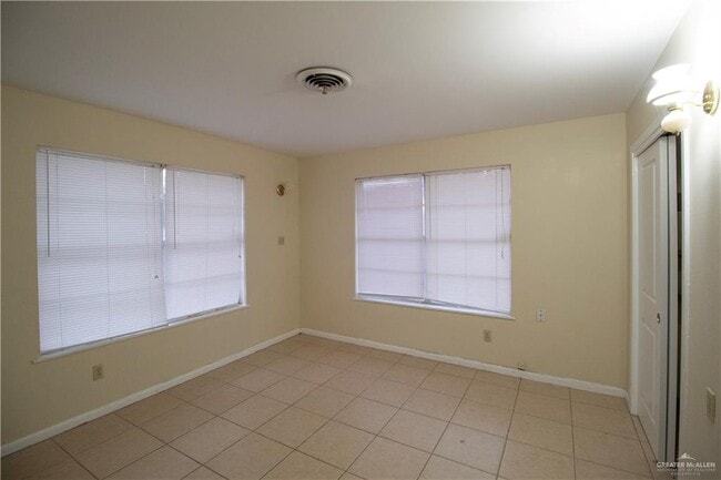 Building Photo - 15 W Cano St