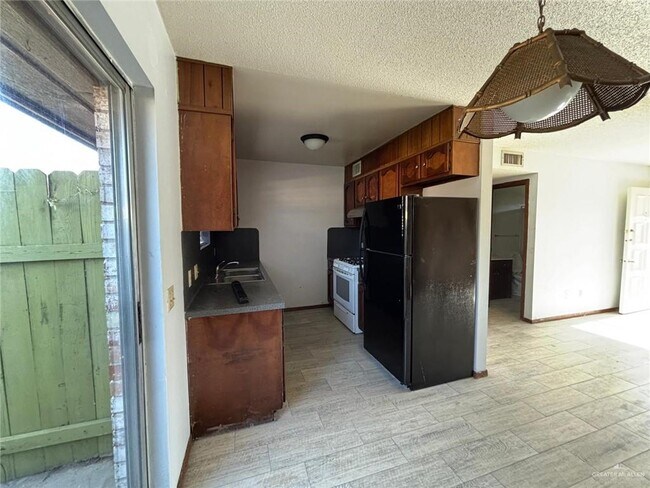 Building Photo - 2421 W Tamarack Ave