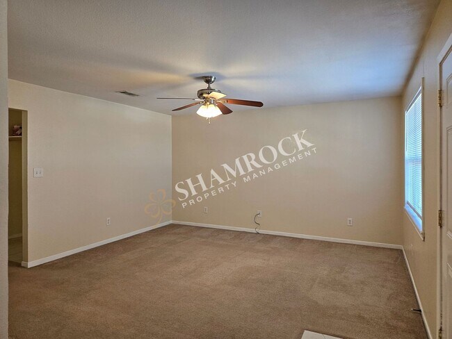 Building Photo - Cute 2 bedroom!