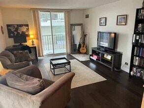 Building Photo - 1 bedroom in Chicago IL 60610