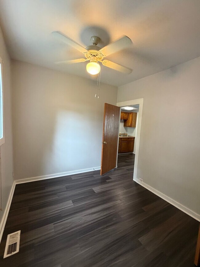 Building Photo - 68 Oakwood Ave