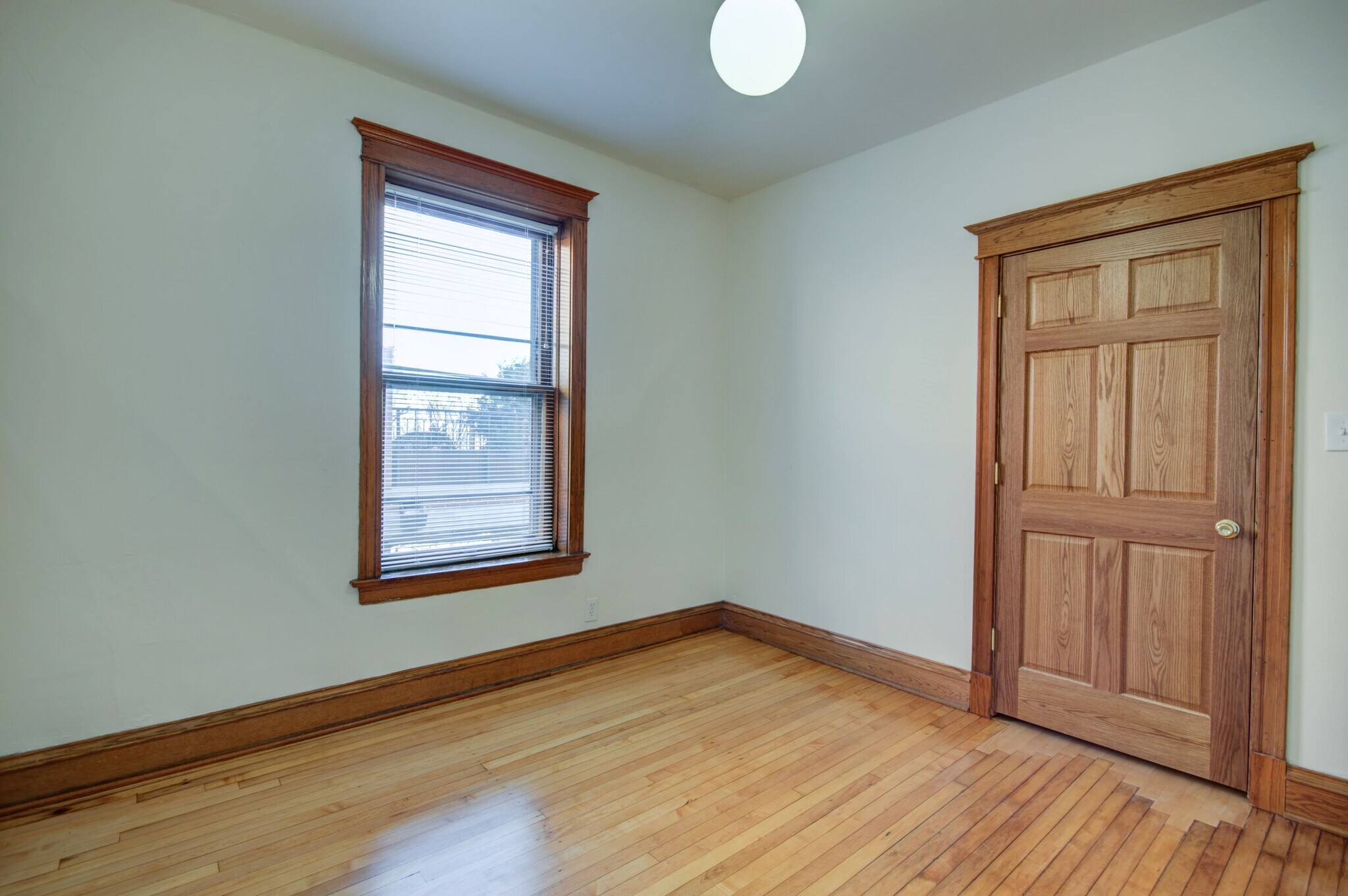 Building Photo - 848 W Waveland Ave