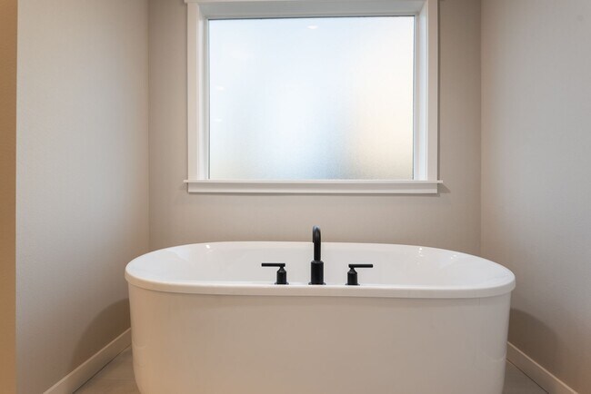 Building Photo - 5 Bdrm 3 bath  Located in the Lodges at Bachelor Village  -  available February 2026