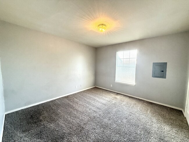 Building Photo - 2305 Cimmaron Dr