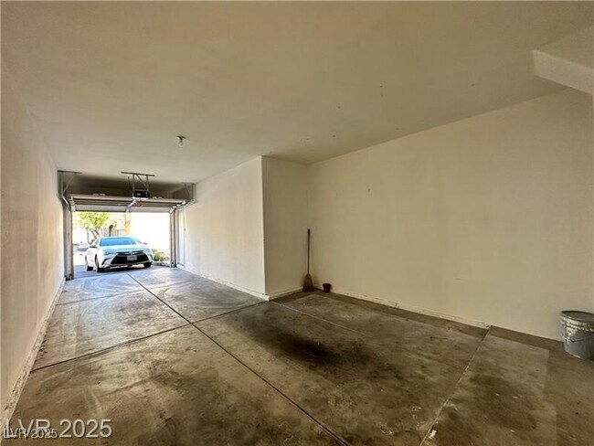 Building Photo - 10550 W Alexander Rd