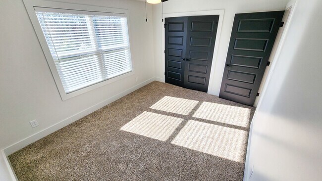 Building Photo - High-End Touches & Flexible Space in a Bea...