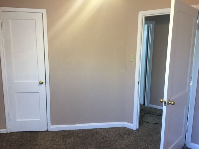 Building Photo - $1000 - 2 Bedroom 1 Bath Duplex - Newly Re...
