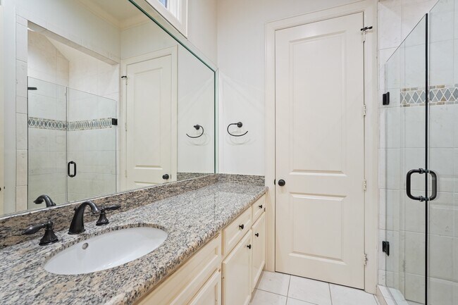 Building Photo - 521 Lovett Blvd