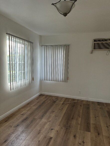 Building Photo - 1828 N Kingsley Dr