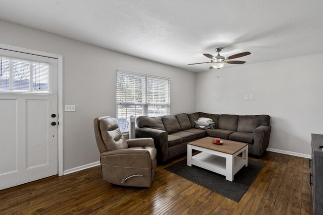 Building Photo - 6627 Hilton Dr