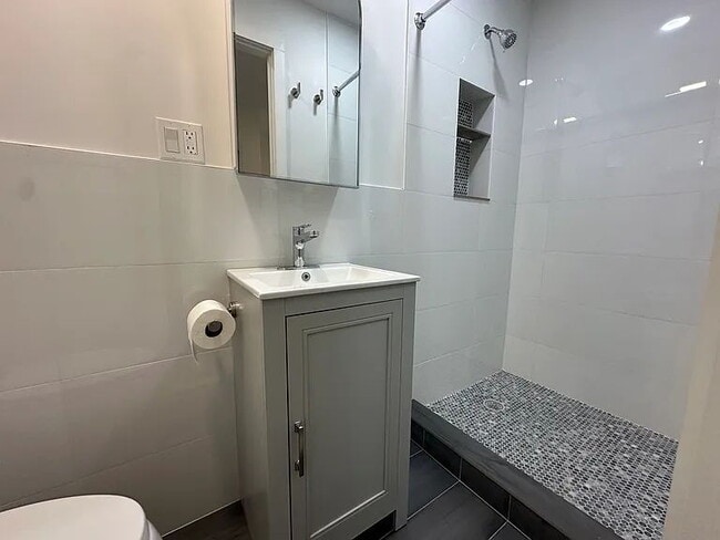 Building Photo - "Charming 1-Bed Oasis on Pioneer Street, Brooklyn – Your Perfect Urban Retreat!"