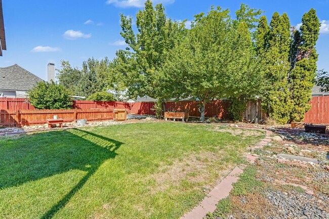 Building Photo - 7400 Newbrook Dr