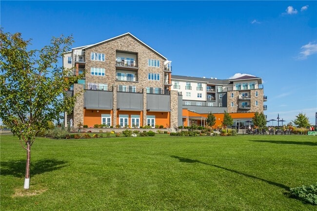 Building Photo - 205 Lakeshore Dr