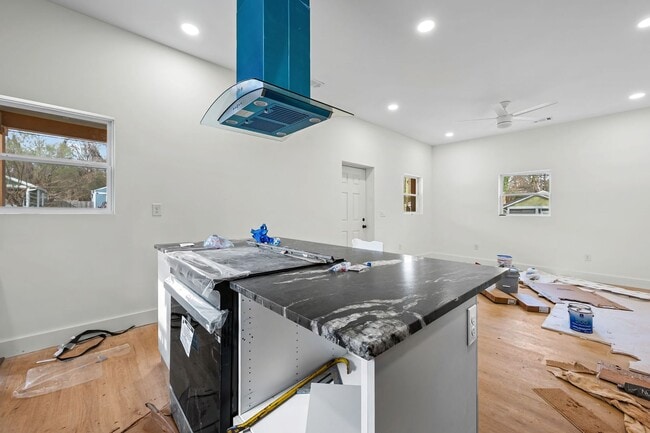 Building Photo - 1044 Grant Way SE