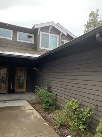 Building Photo - Nice Townhouse In NW Bend