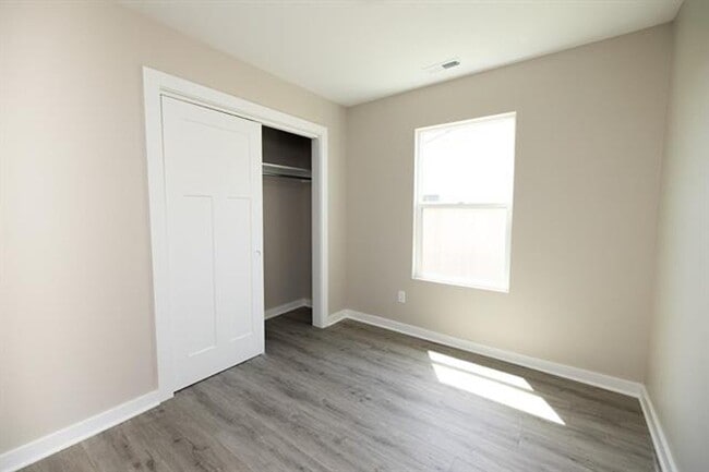 Building Photo - 542-544 W 50th Ct S