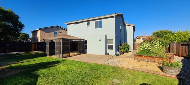 Building Photo - BEAUTIFULLY MAINTAINED SINGLE FAMILY HOME ...