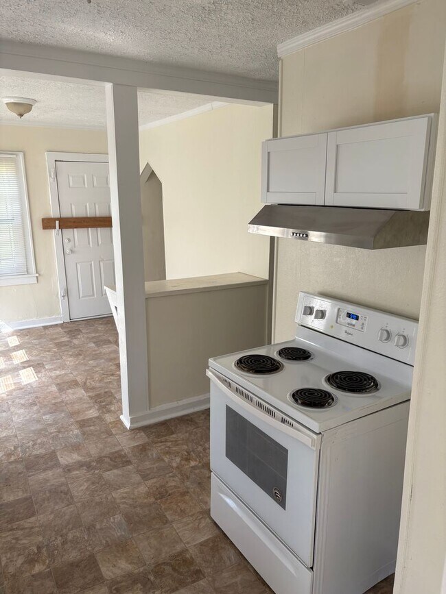 Building Photo - Great 3 bedroom house