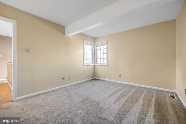 Building Photo - 424 W Village Ln