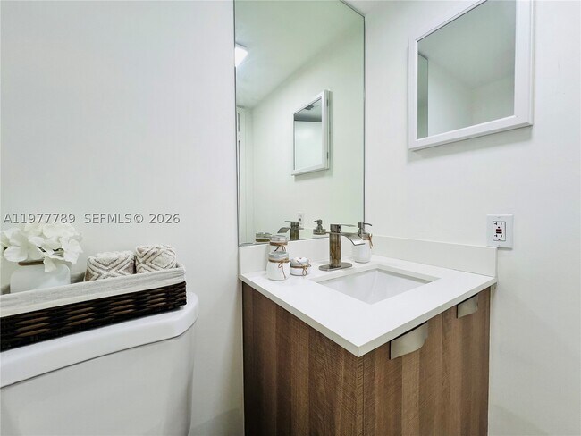 Building Photo - 540 Brickell Key Dr