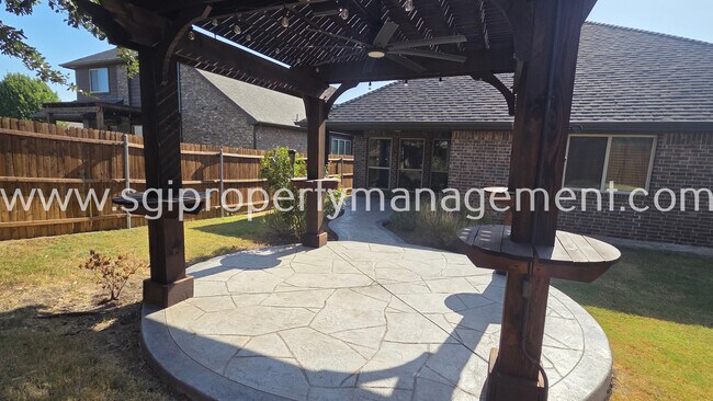 Building Photo - 525 Bamborough Dr