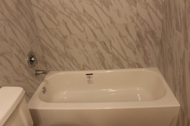 Building Photo - NO SHOWINGS UNTIL 12/15/25