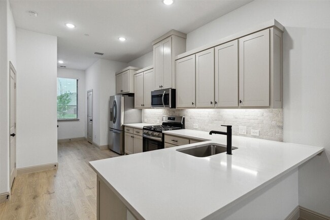 Building Photo - 7043 Granbury Ln