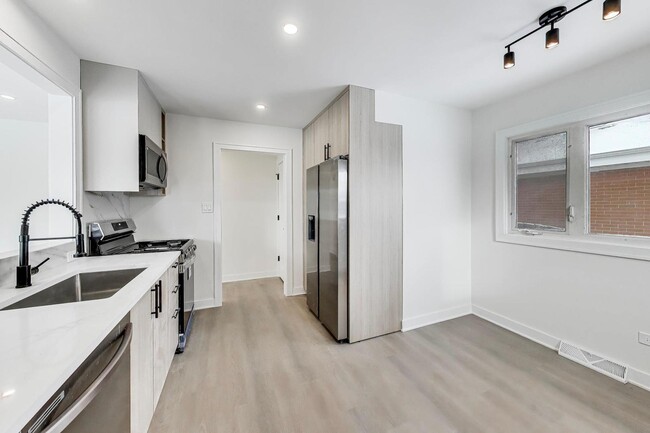 Building Photo - 5028 N Oneida Ave