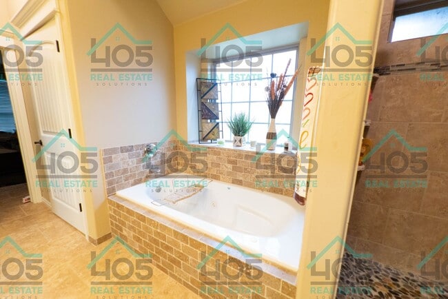 Building Photo - 3 Bedroom/3 Bathroom with bonus space in OKC