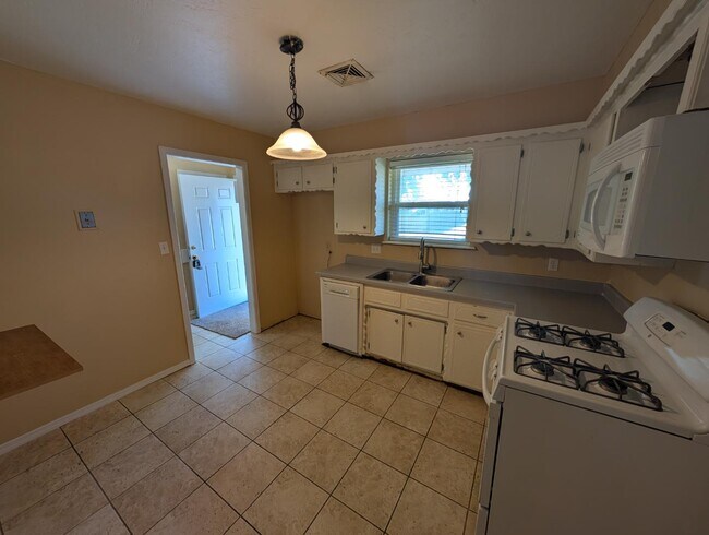Building Photo - 1404 Heather Ln