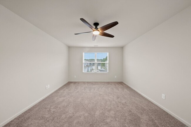 Building Photo - 2058 Gln Xing Dr